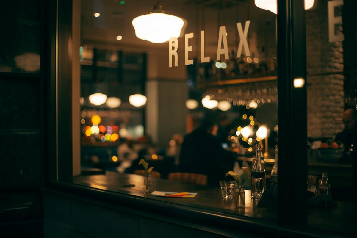 Vitrine d'un restaurant éclairée le soir, vue depuis la rue