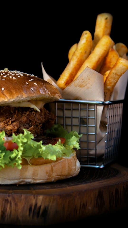 Burger et frites sur un billot