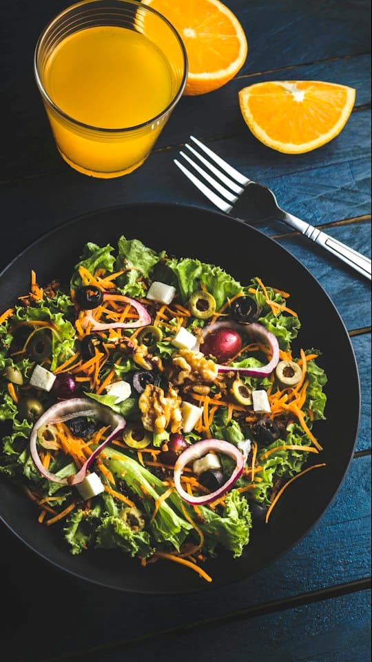 Salade composée dans une assiette noire